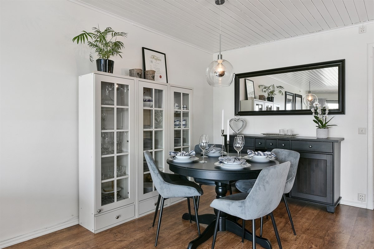 Stuen har god plass til en spiseplass. Galleribilde