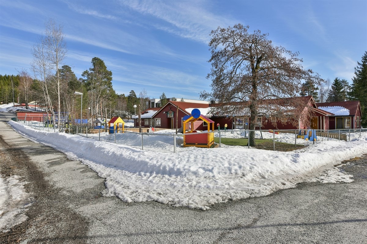 Ved å benytte bil fra Tranby tar det ca. 8 min til Liertoppen kjøpesenter, 14 min til Asker, 16 min til Drammen og 31 min til Oslo. Galleribilde