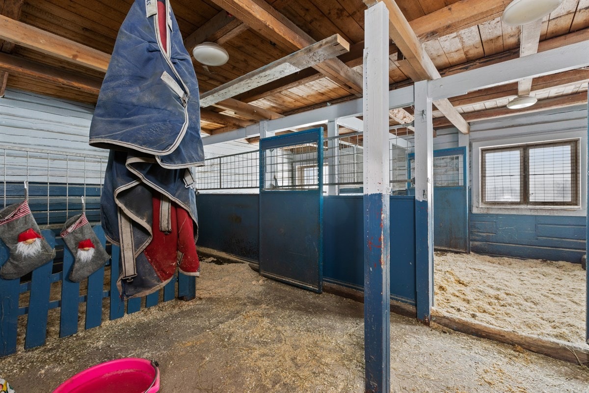 I nordre del er det nyere stall, med 2 bokser, med god tilgang til fòrrom og lagerplass. Galleribilde