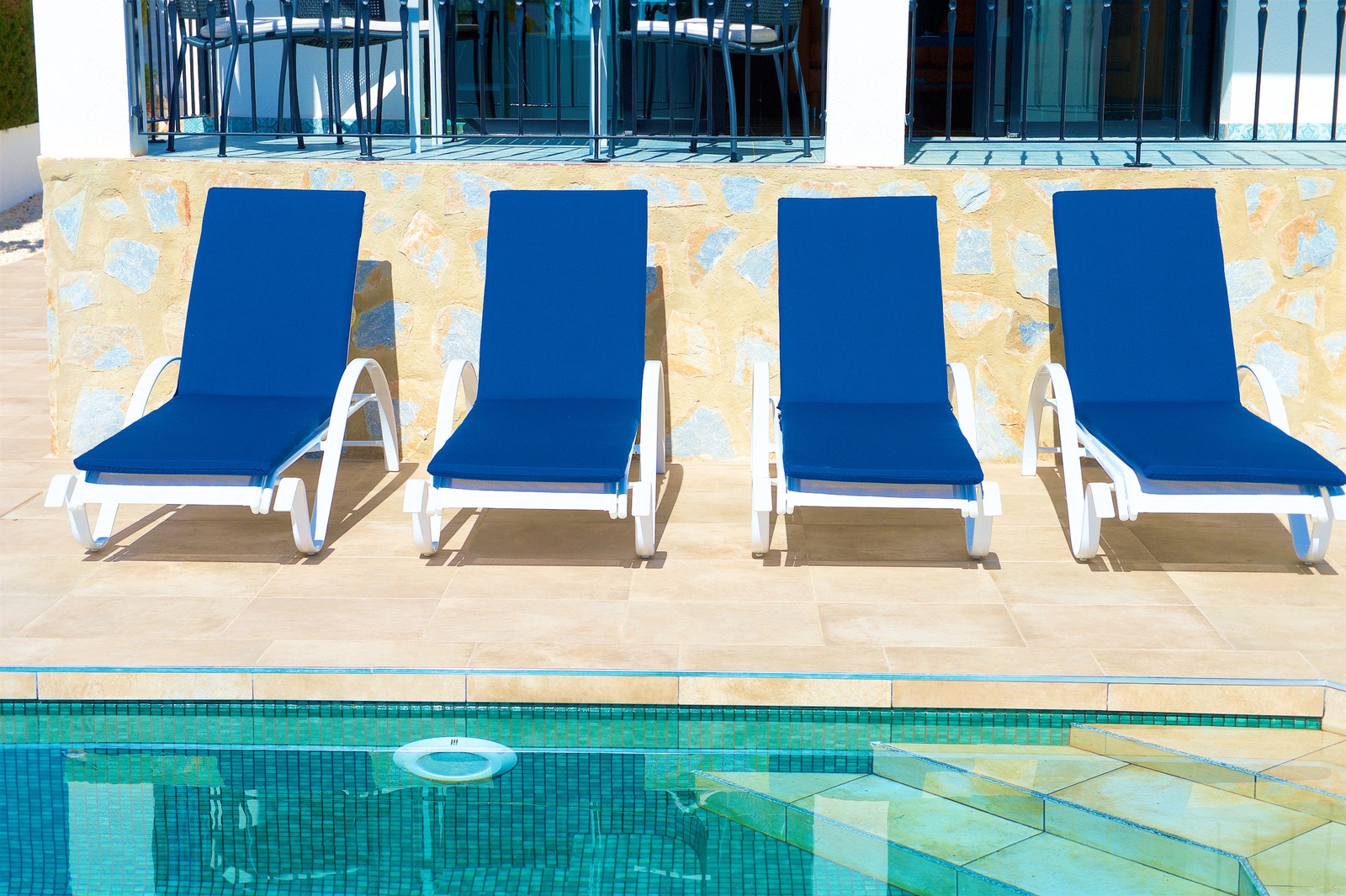 Velkommen til en avslappende dag ved bassengkanten Galleribilde