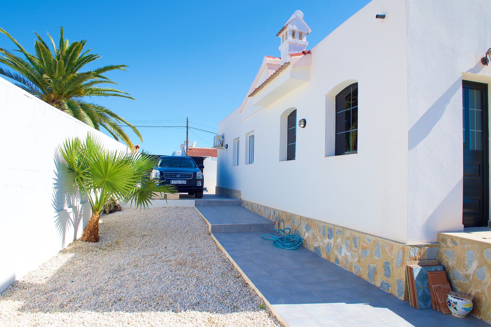 Husets bakside med god plass til bilen Galleribilde