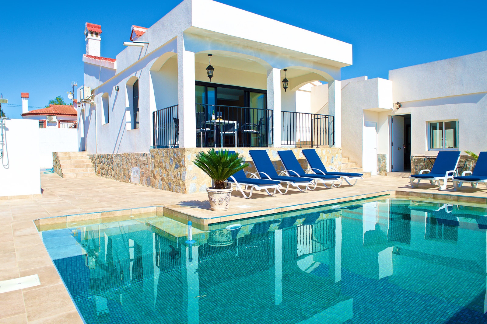 Bassenget er godt å ha på varme dager Galleribilde