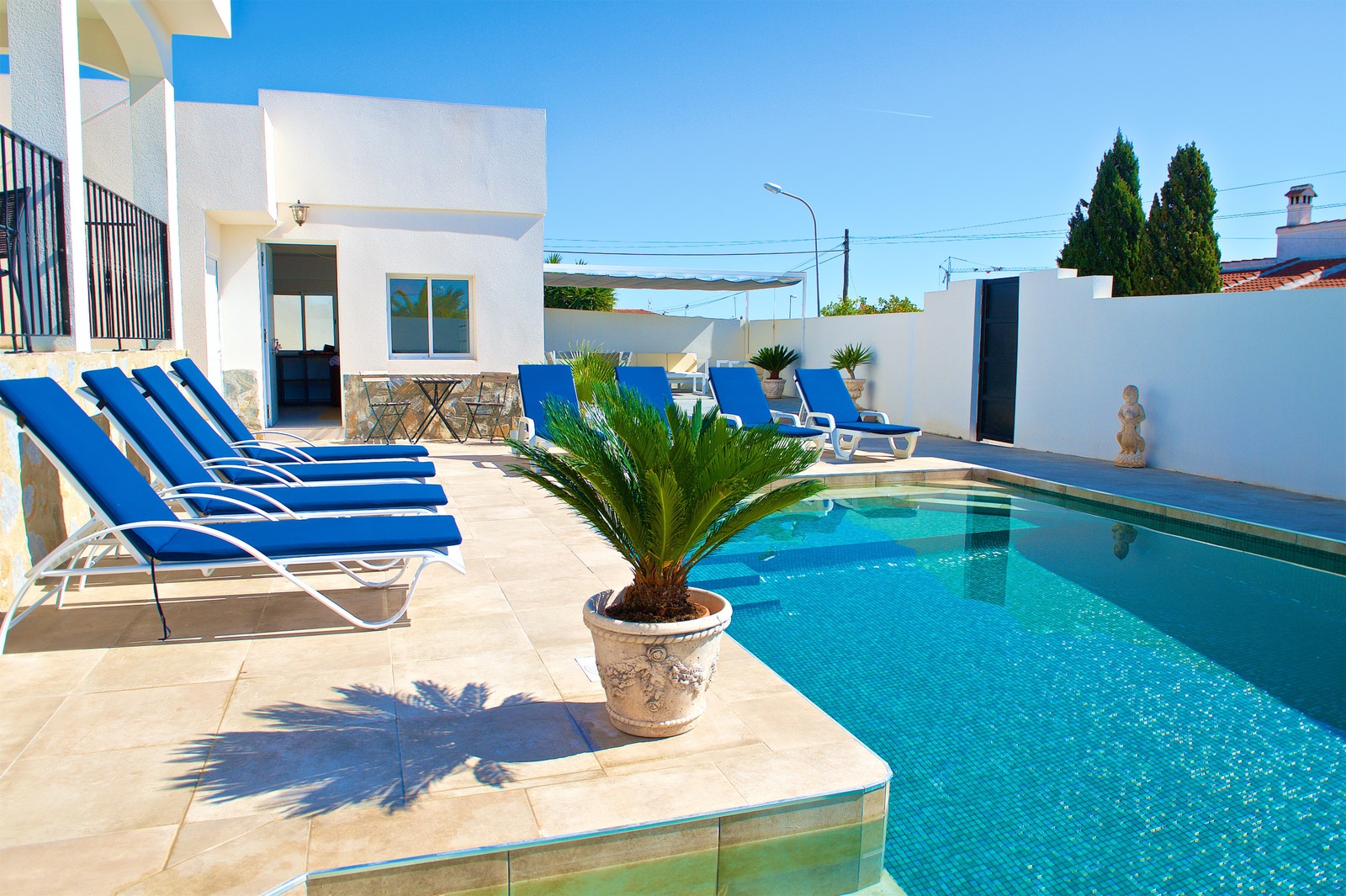 Det er åtte solsenger tilgjengelig Galleribilde