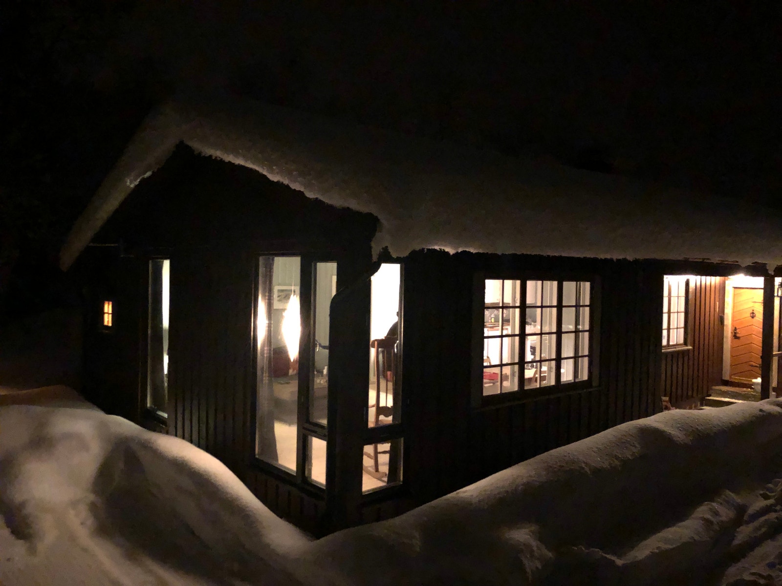 Flott hytte i vinterlandskapet Galleribilde