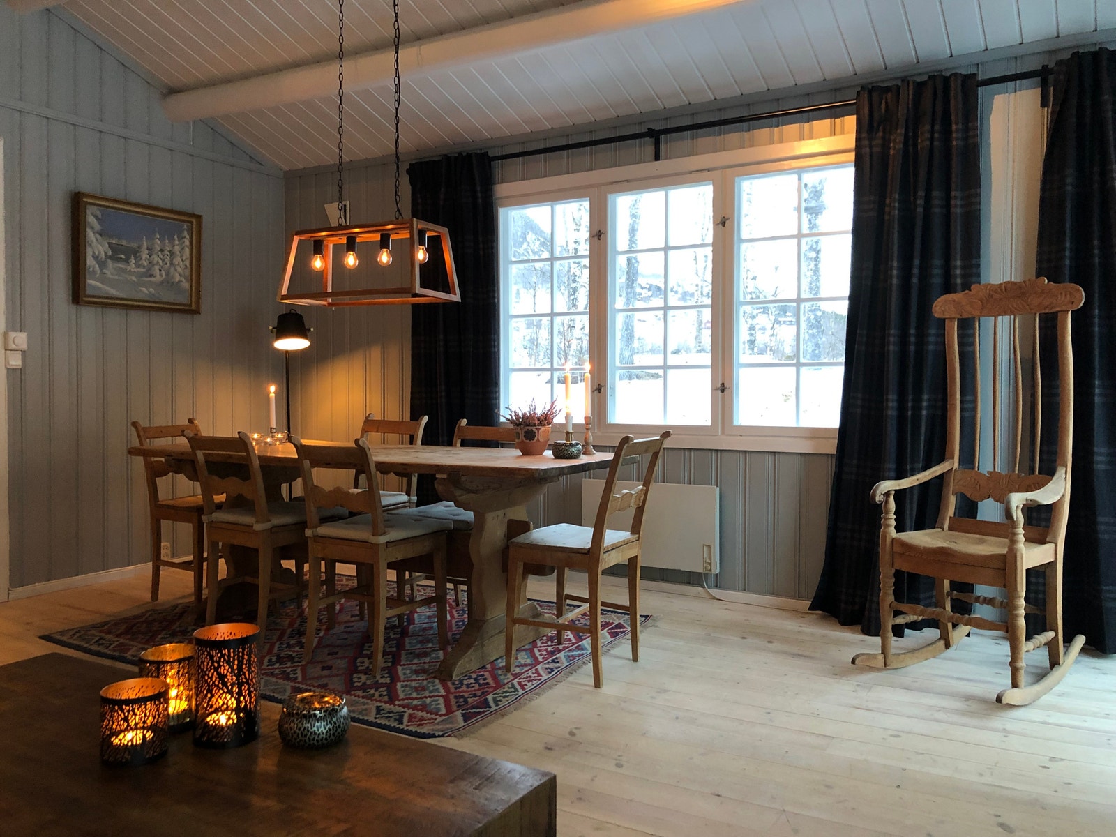 Store vinduer med flott utsikt til naturen Galleribilde