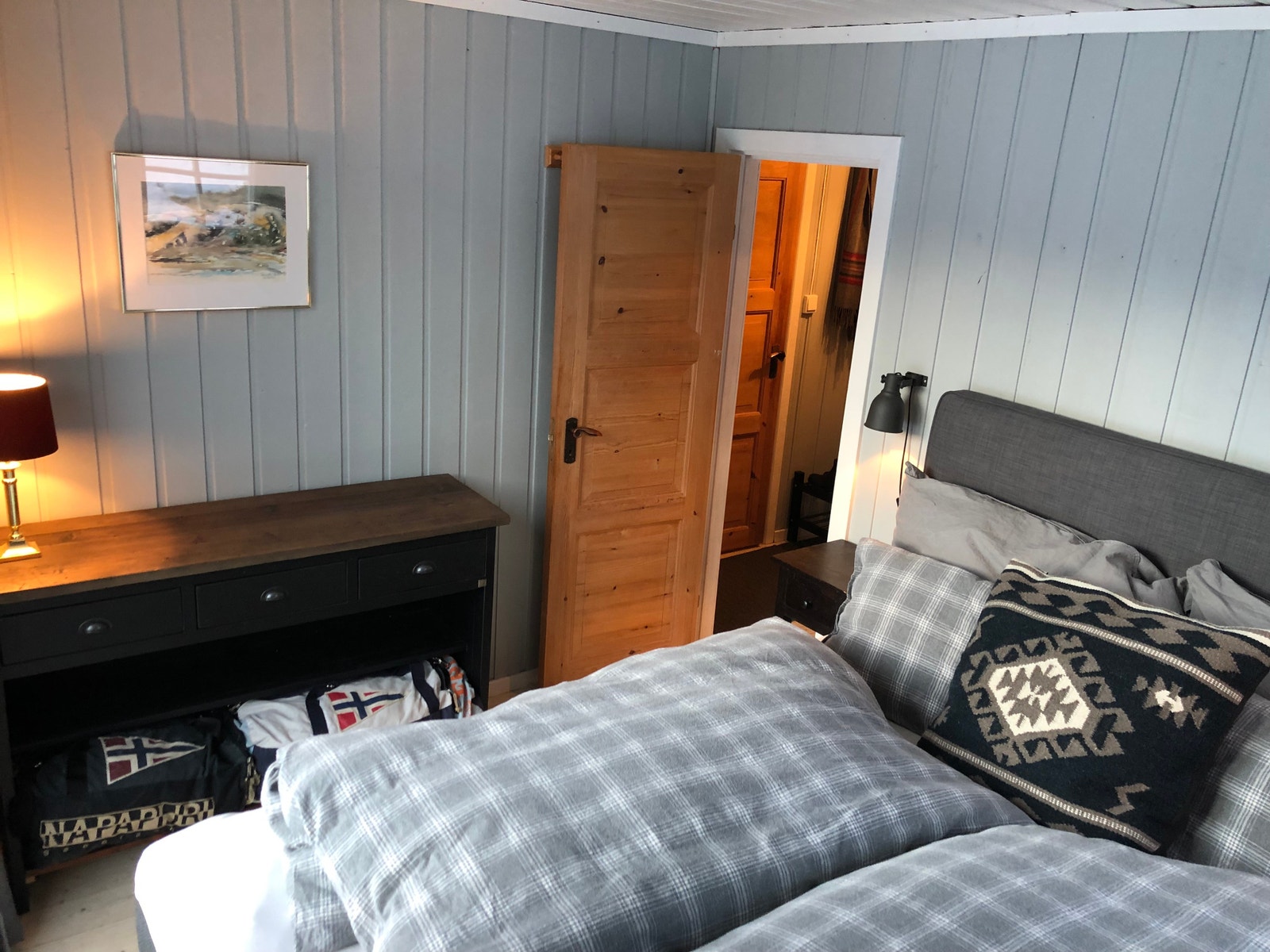 Hovedsoverommet består av en deilig dobbeltseng og hyggelig skjenk med plass til bagger og klær. Her kan man nye den fantastiske utsikten. Galleribilde