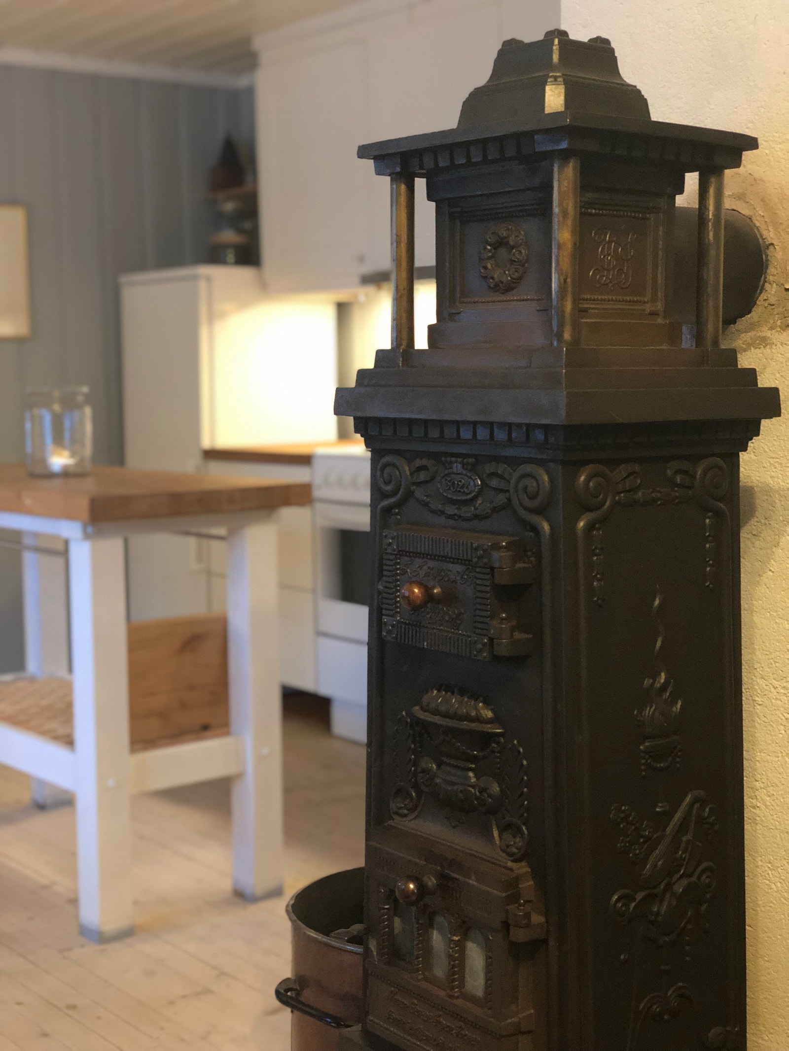 Kakkelovn varmer godt opp hele hytta Galleribilde