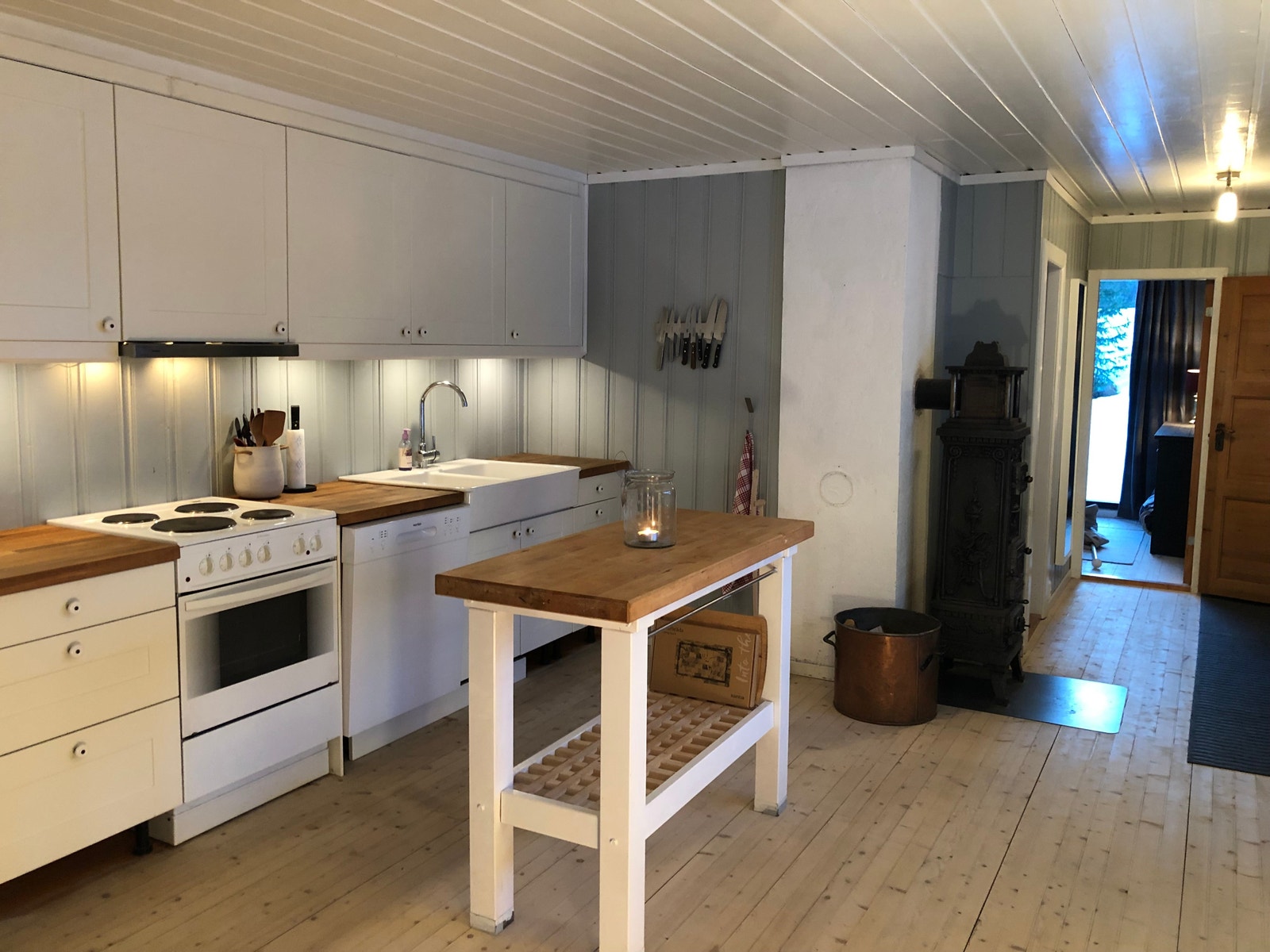 Kjøkken utstyrt med kjøleskap, komfyr og oppvaskmaskin. God plass til matlaging. Galleribilde