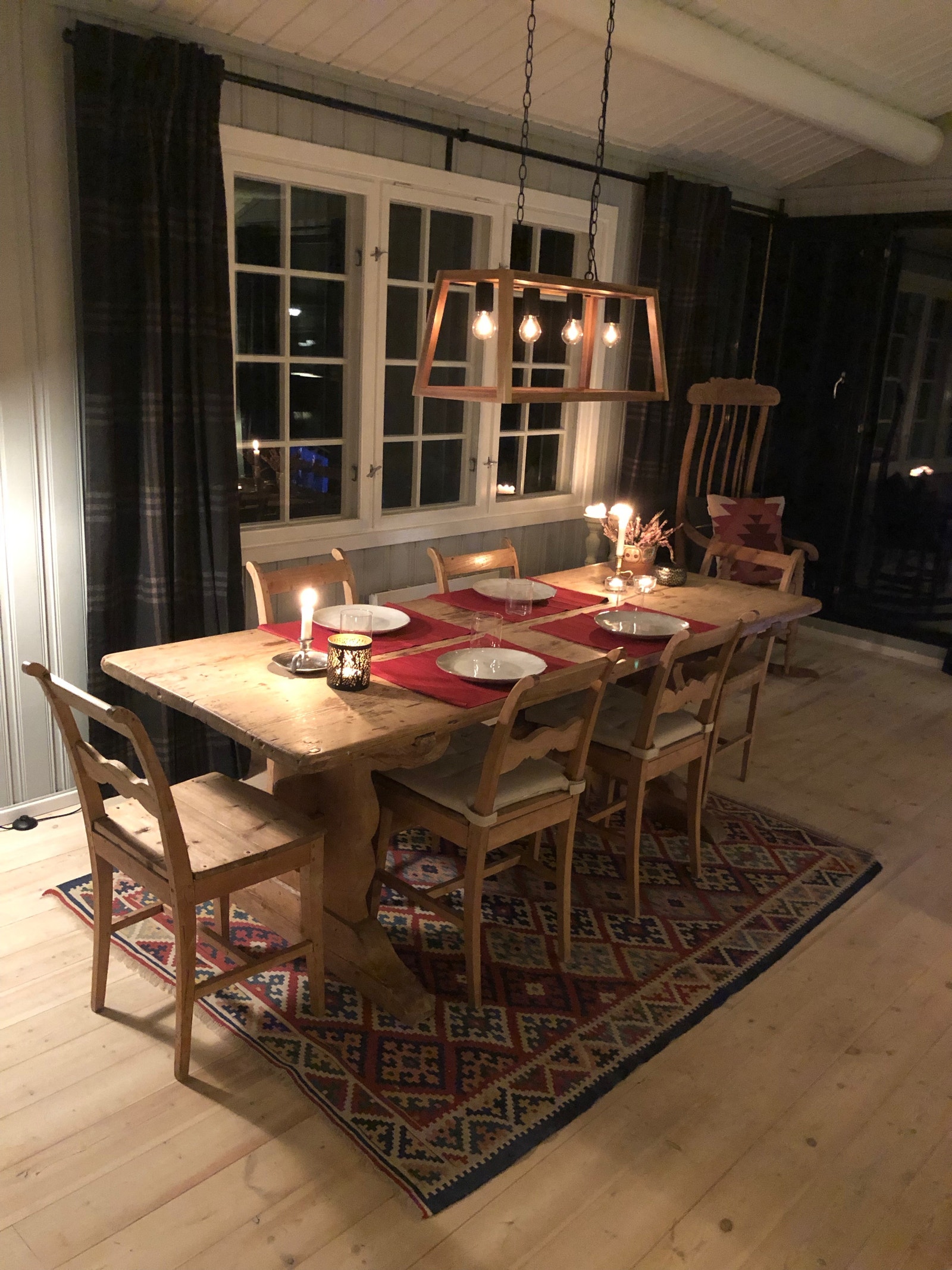 Hyggelig spisebord med plass til mange både til frokost og middag med store vinduer rett ut i naturen Galleribilde