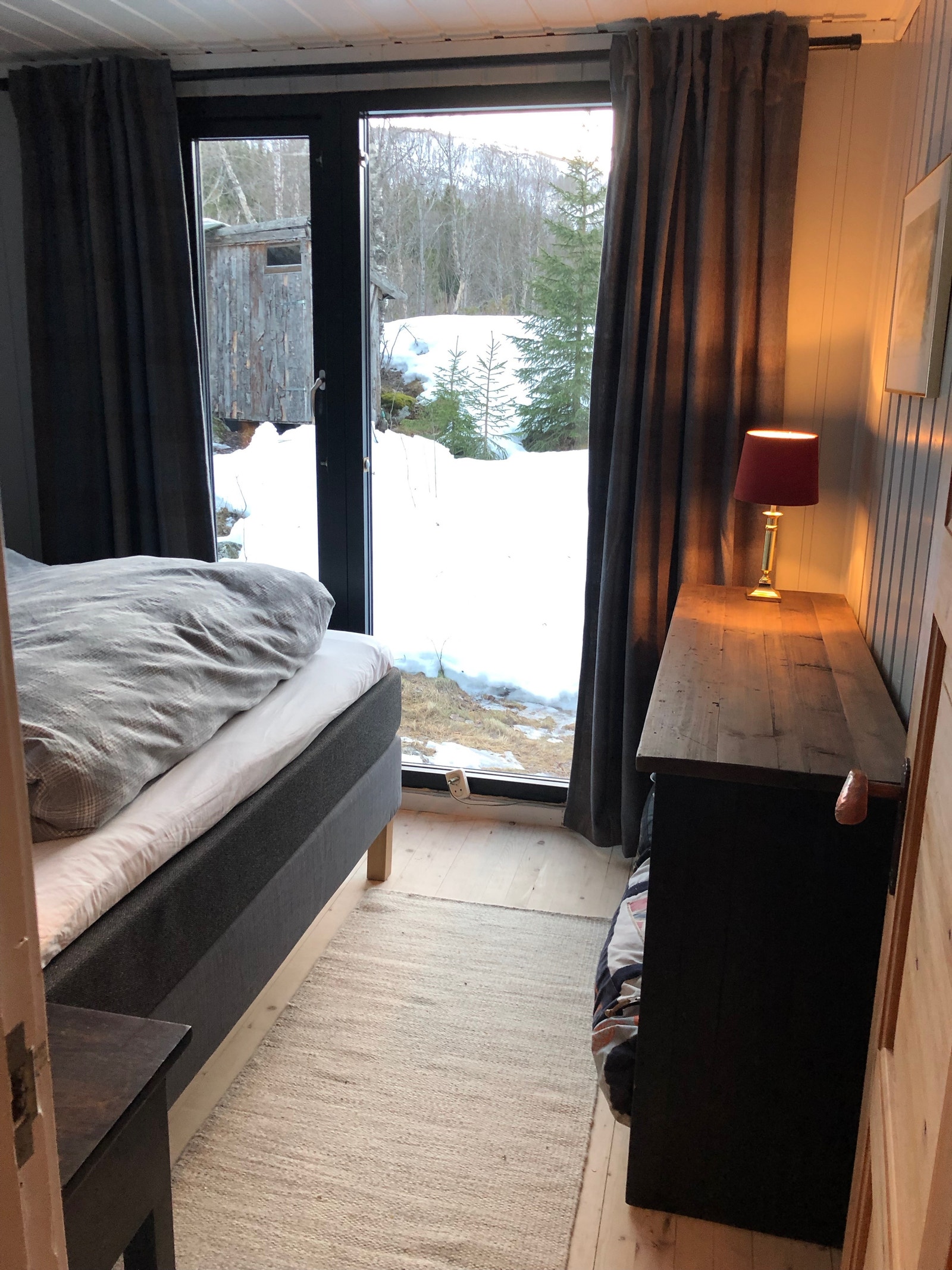 Hovedsoverommet består av en deilig dobbeltseng og hyggelig skjenk med plass til bagger og klær. Her kan man nye den fantastiske utsikten. Galleribilde
