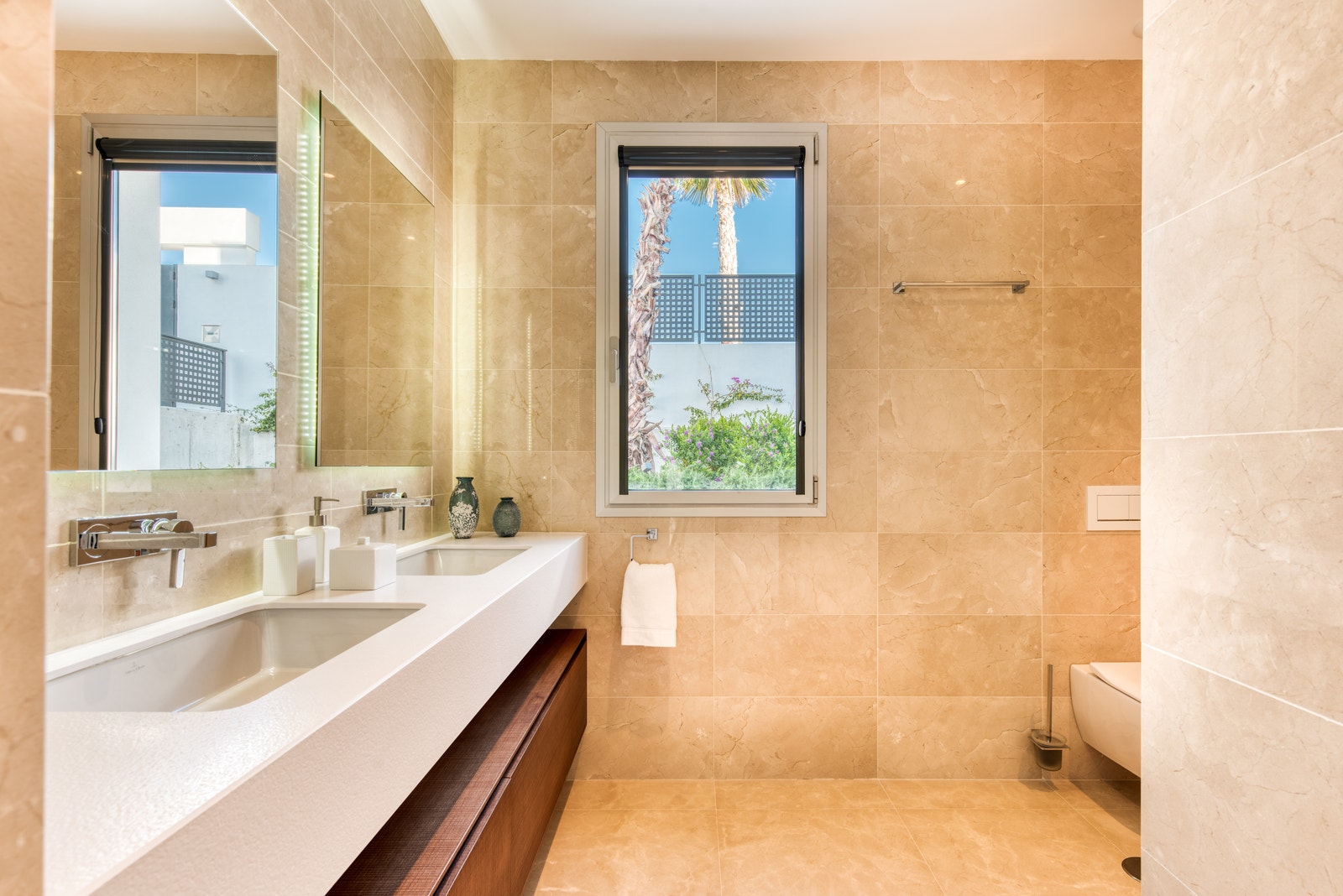 Ground floor bedroom 1 - en suite bathroom Galleribilde