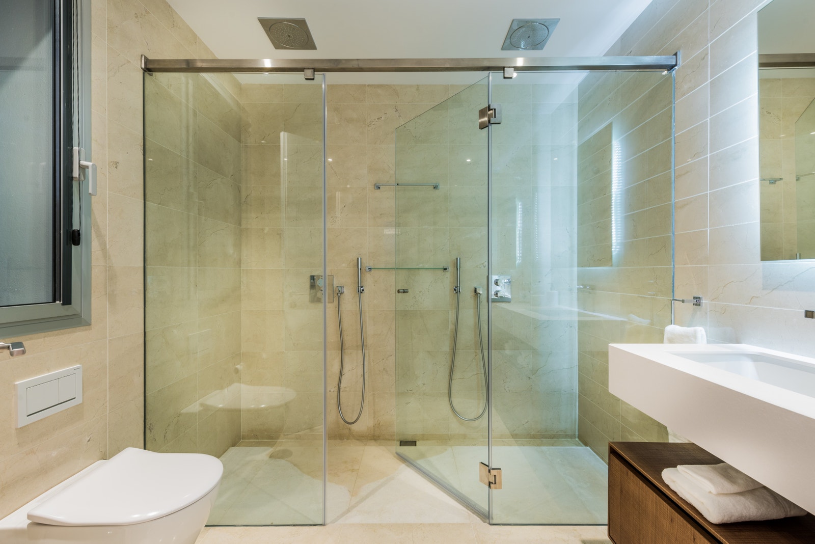 First floor bedroom 4 - en suite bathroom with double shower Galleribilde