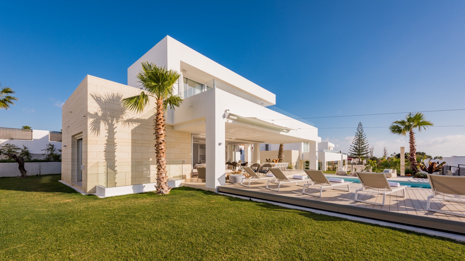 Villa from north west Galleribilde