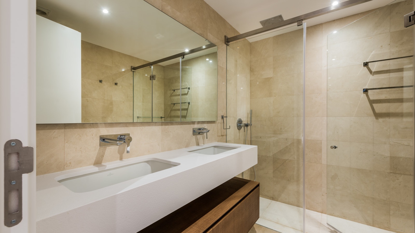 Basement bathroom 2 Galleribilde