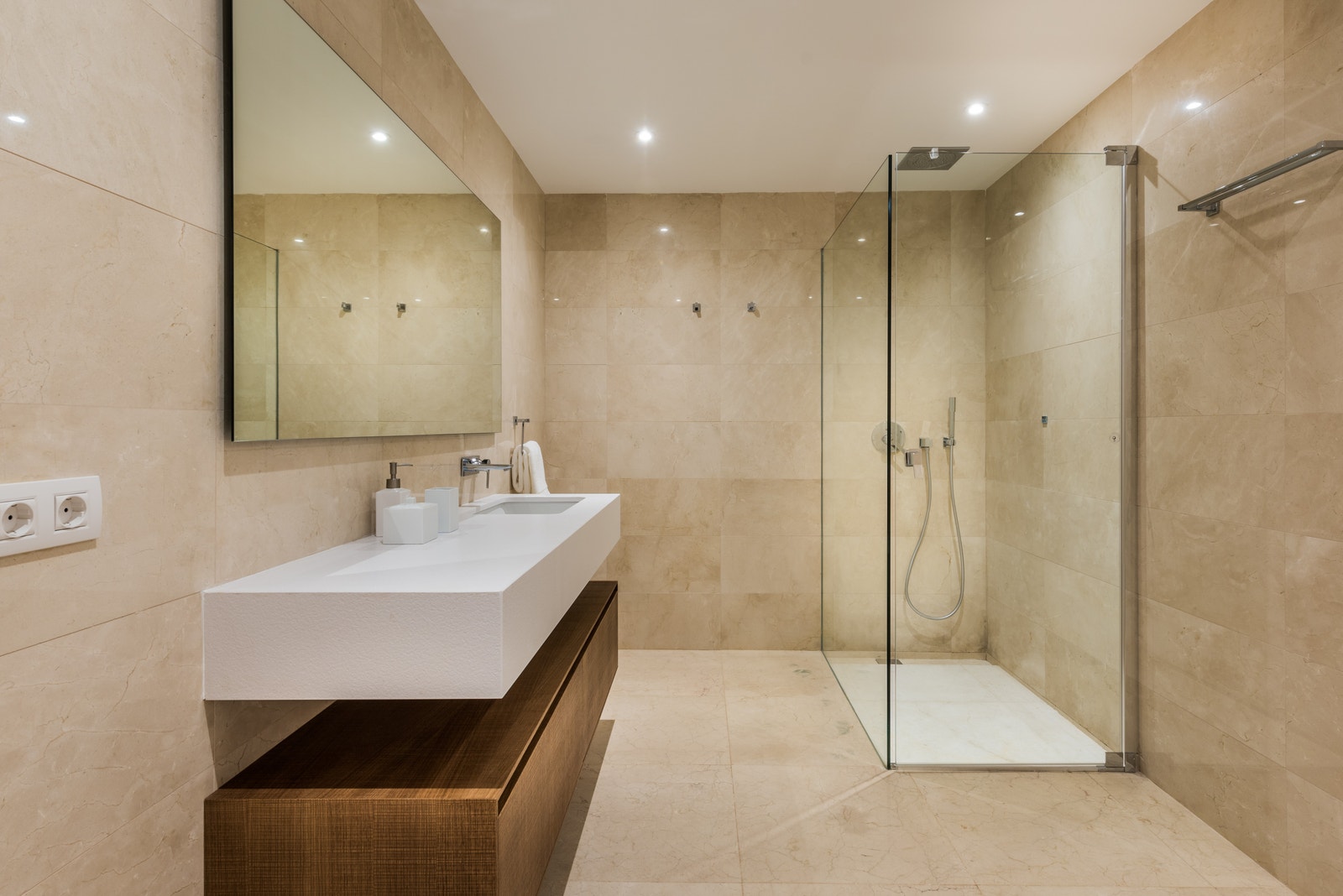 Basement bathroom 1 Galleribilde