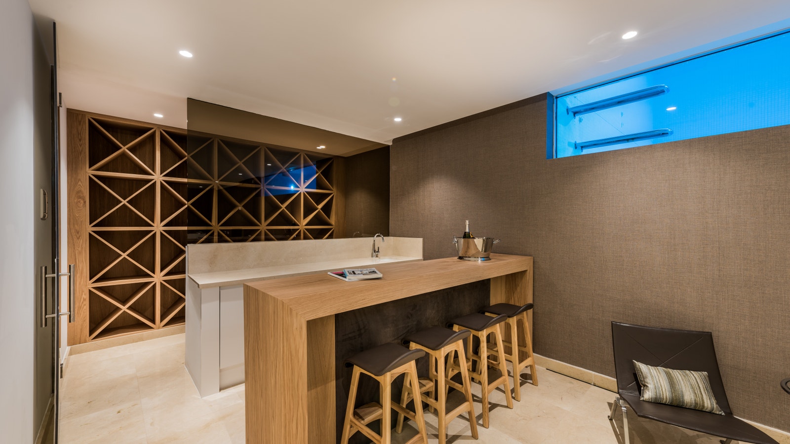 Basement bar area with pool window Galleribilde