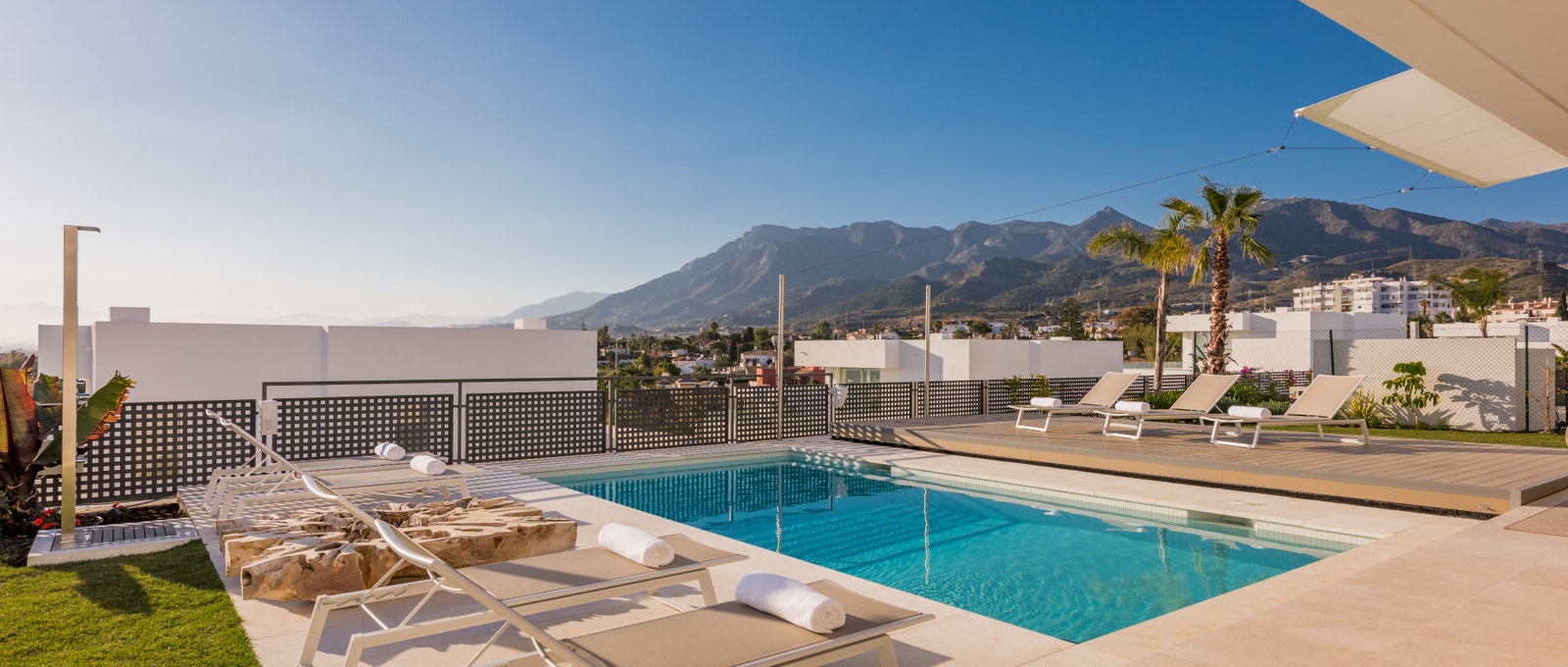 Equipped to max 10 sun beds around pool area Galleribilde