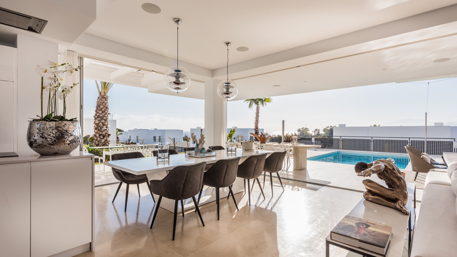 Indoors and outdoors dining Galleribilde