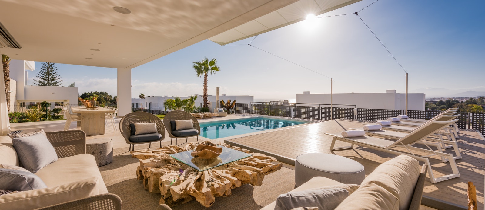 Outside lounge and pool area towards the sea Galleribilde