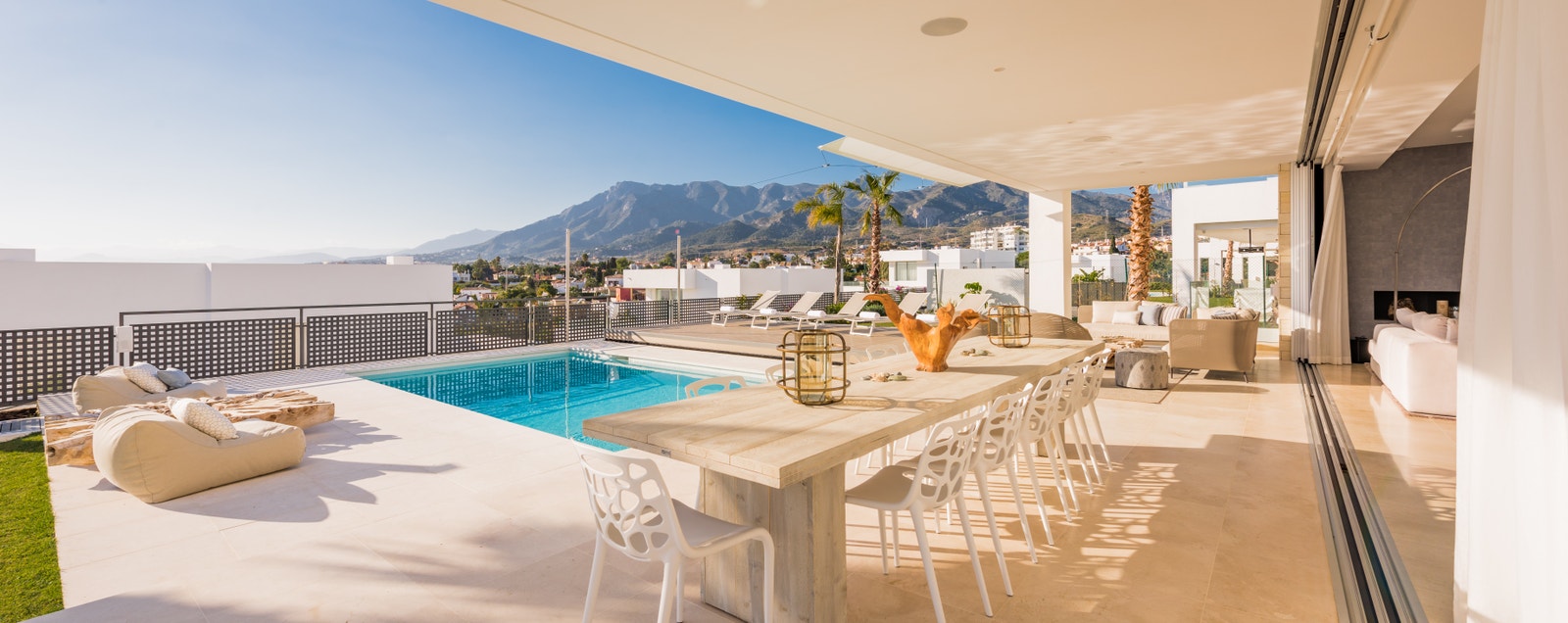 Pool area towards Sierra Blanca Galleribilde
