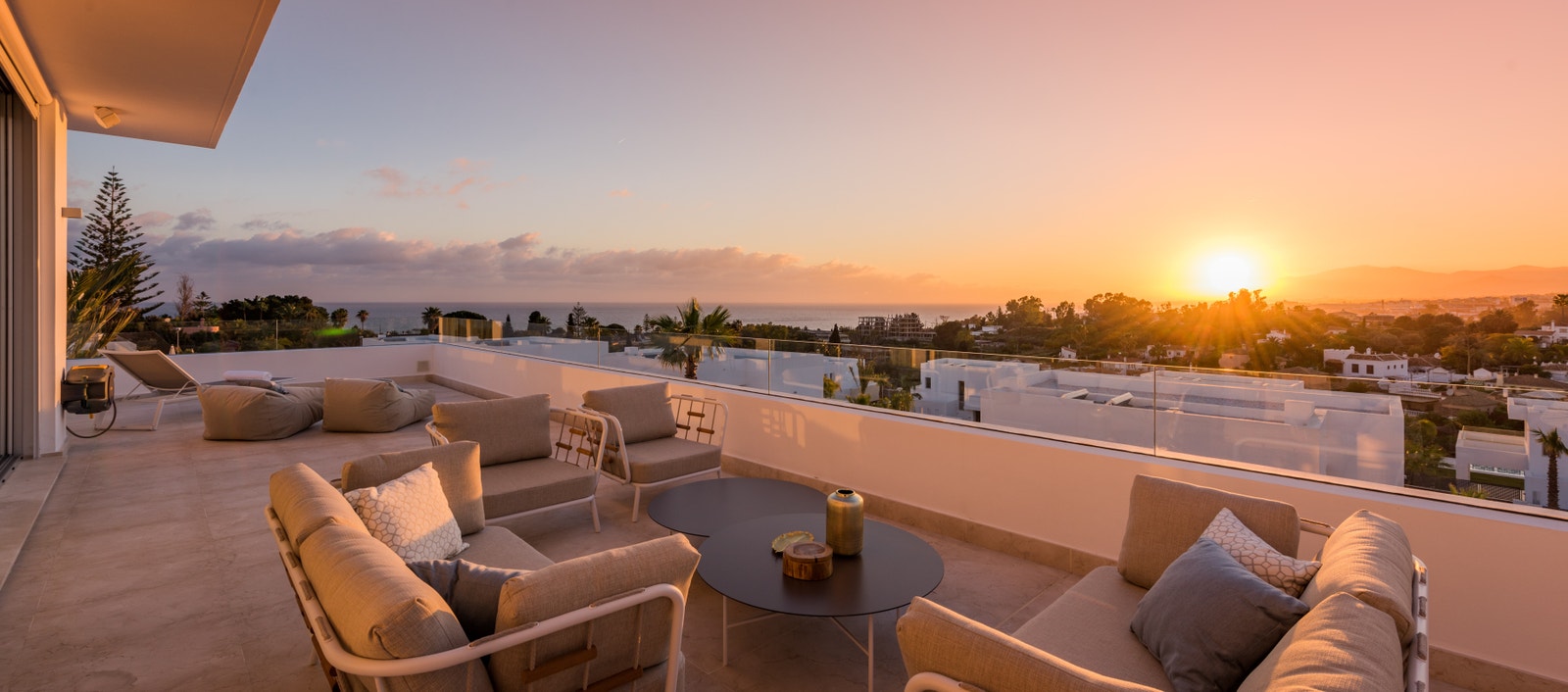 1st floor terrace at sunset Galleribilde