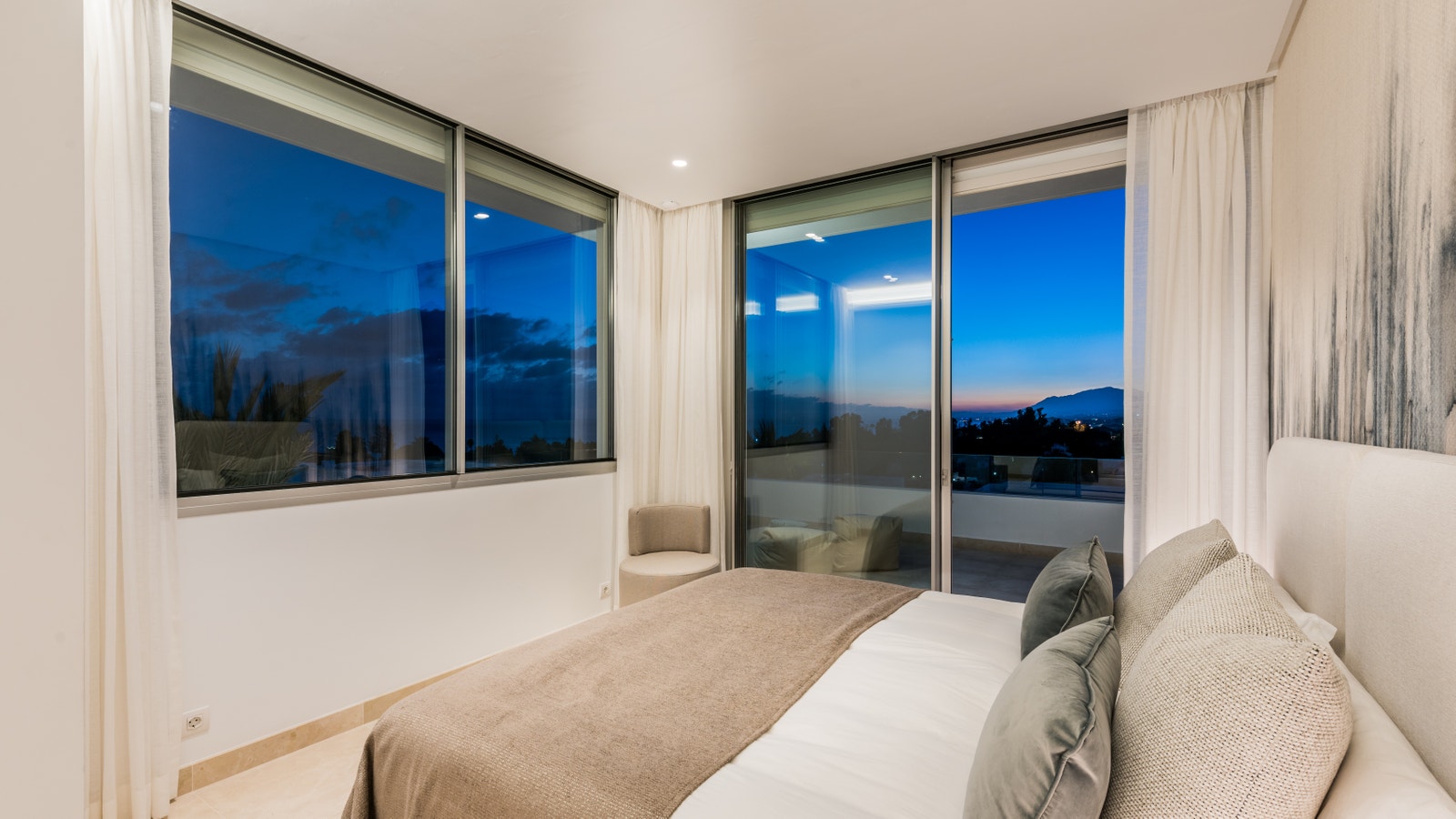 First floor bedroom 2 at dusk Galleribilde