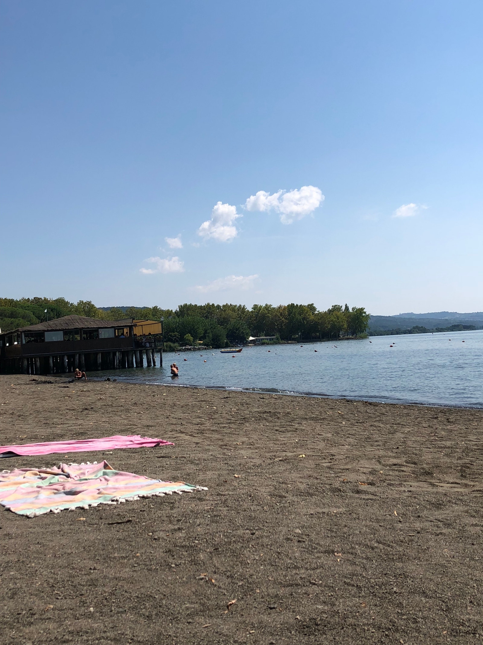 Stranden ligger ca 500 m fra huset Galleribilde