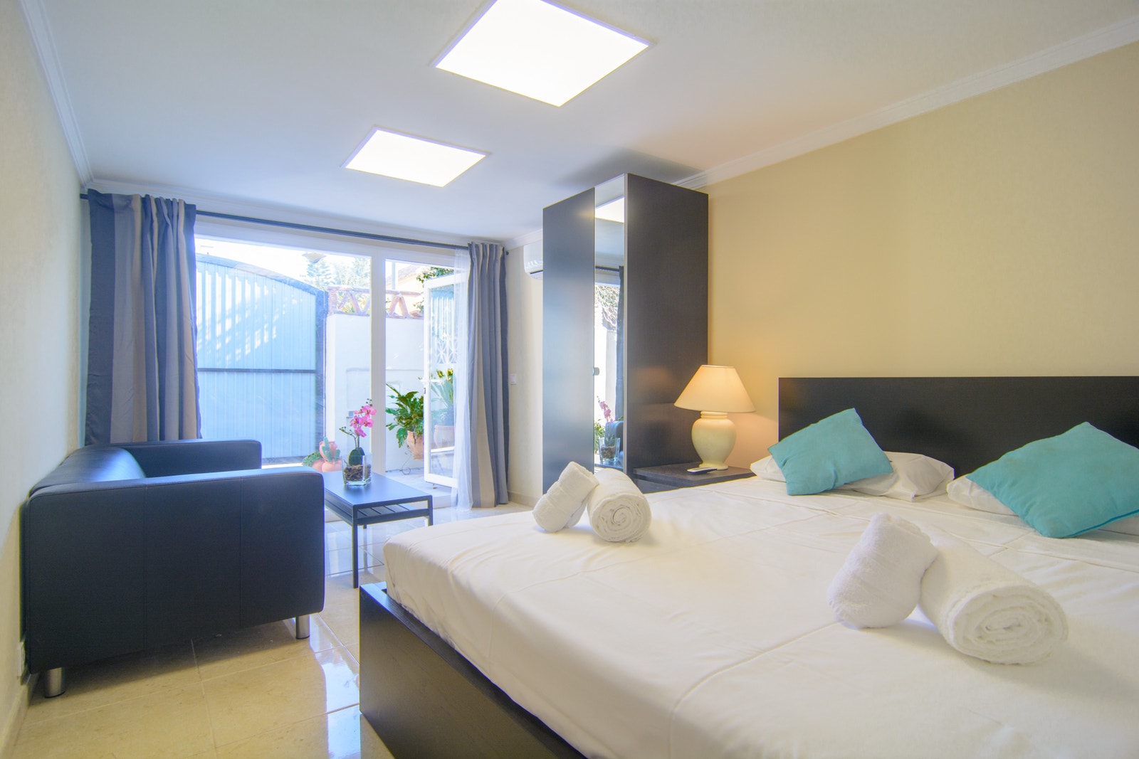 Soverom 2 med liten stue, eget bad og utgang Galleribilde