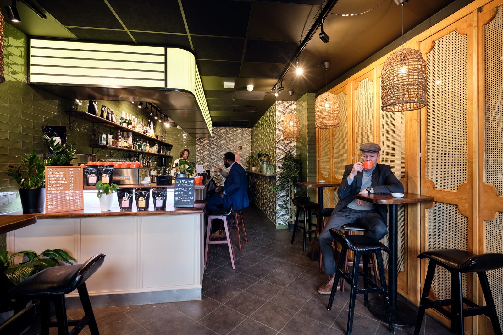 I første etasje kan du nyte en kaffe, eller spise lunch Galleribilde