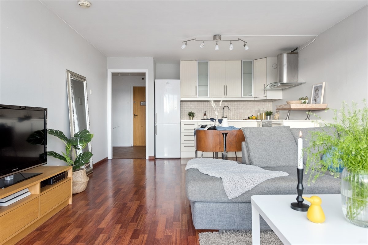 Åpen kjøkken/stue løsning med nymalt tak og vegger Galleribilde