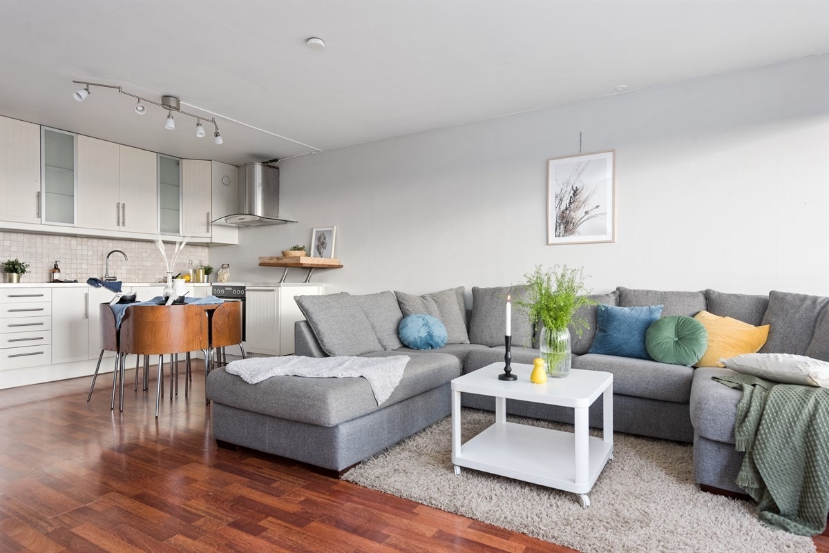 Stue med plass til stor sofagruppe Galleribilde