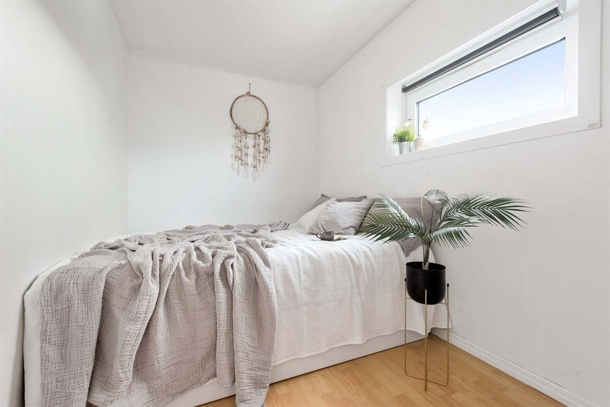 Innredet rom med vindu. Leiligheten ligger på enden av bygget Galleribilde