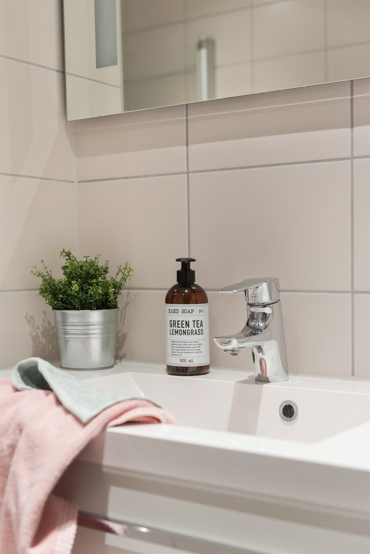 Delikate på moderne baderom. Opplegg for vaskemaskin og trommel Galleribilde