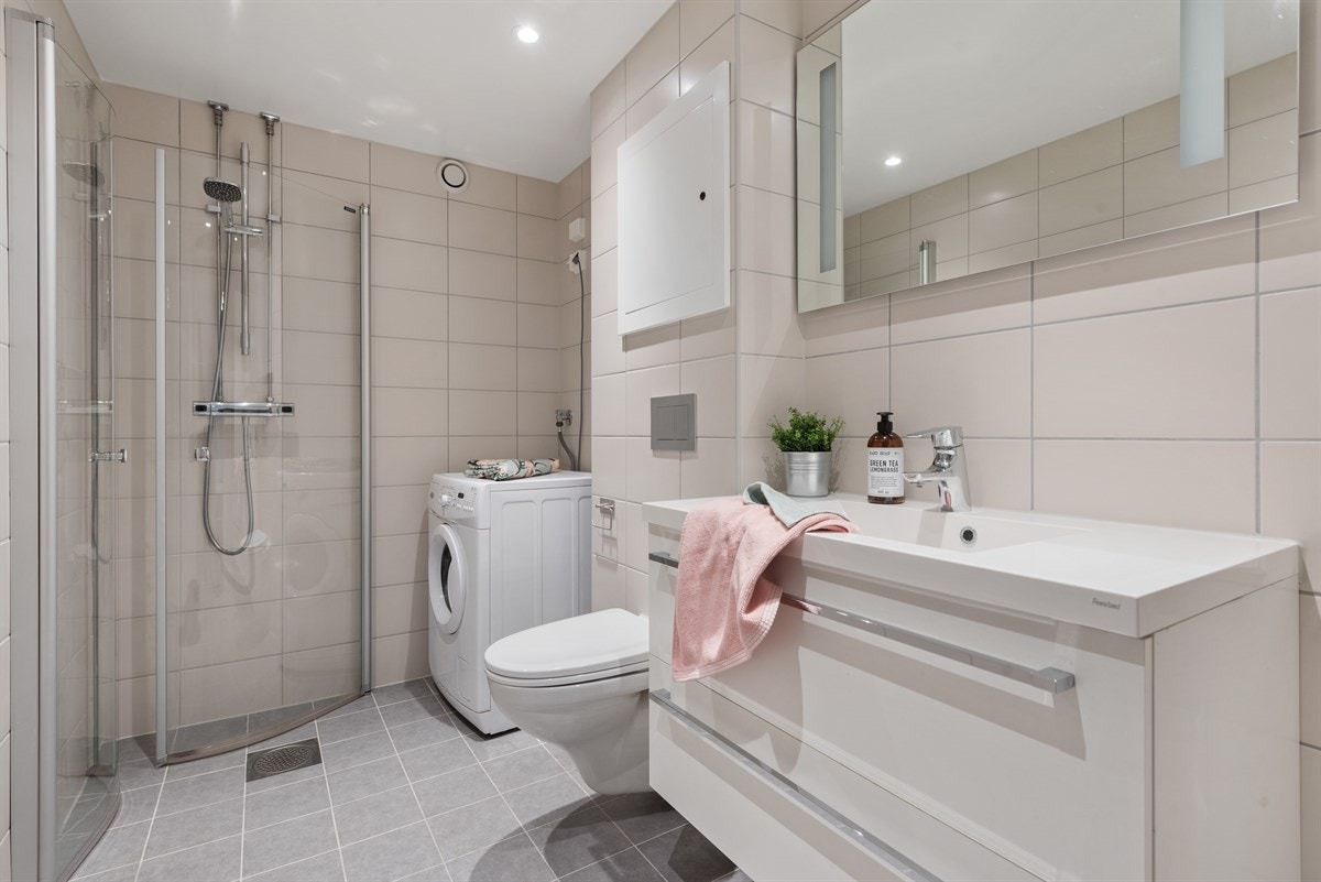 Nytt baderom fra 2018 med varmekabler i gulv, oppusset av fagfolk Galleribilde