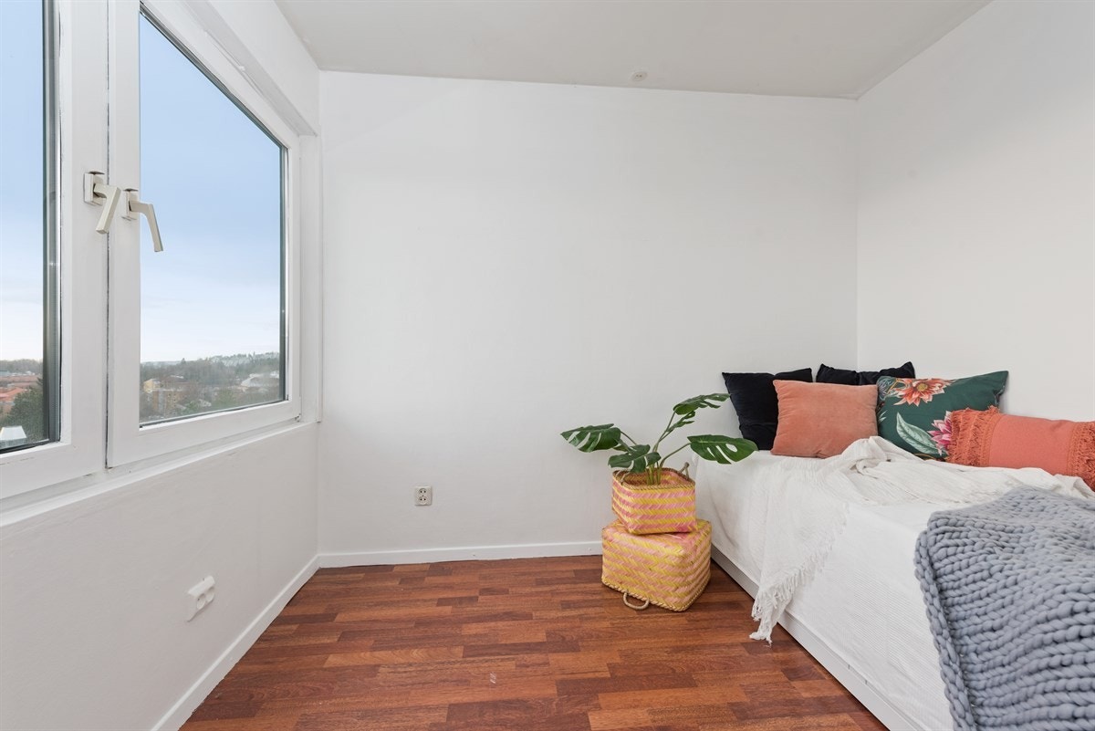 Soverom 1 vegg i vegg med innredet rom Galleribilde