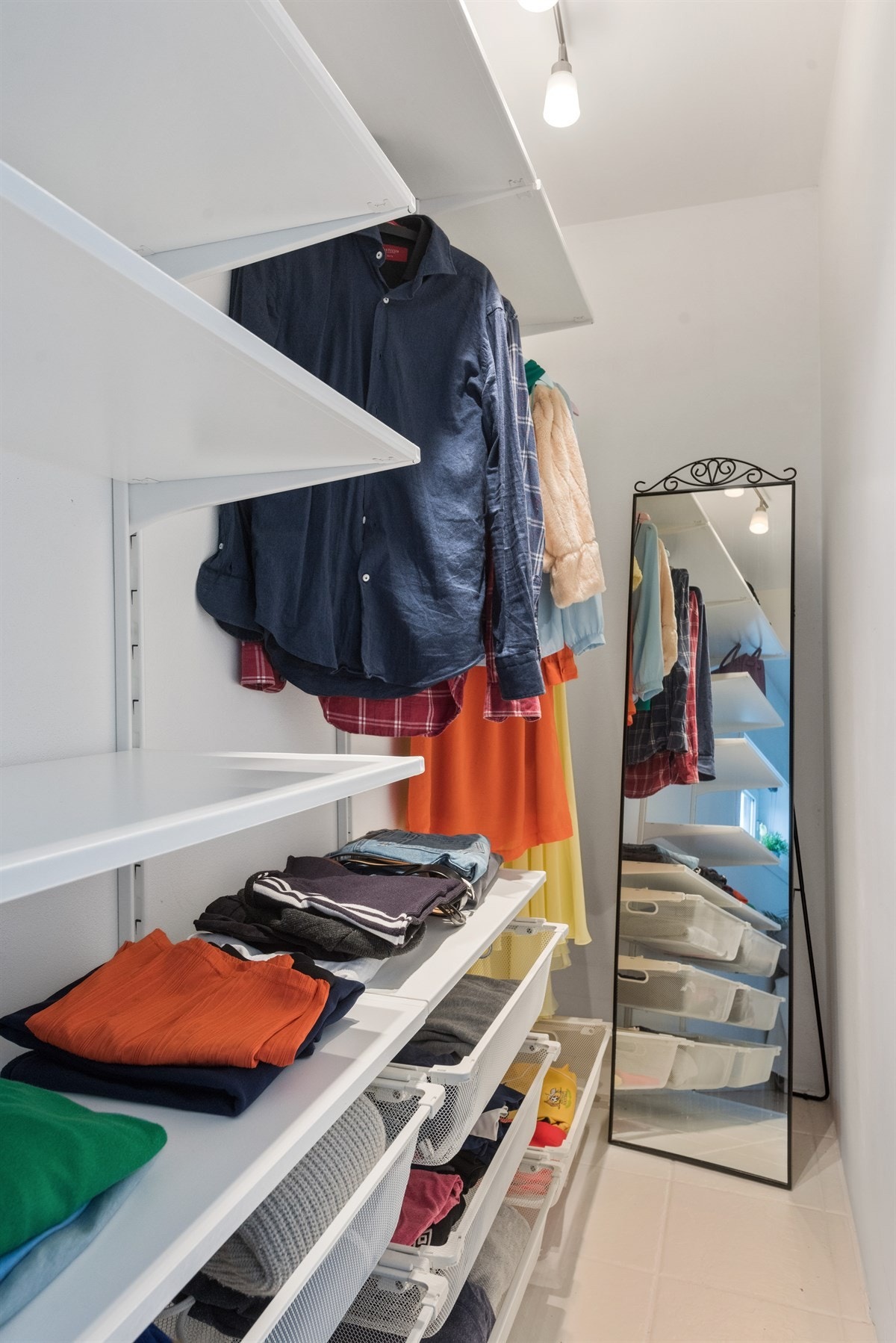 Garderobe inn fra rom som kan brukes til lagring Galleribilde