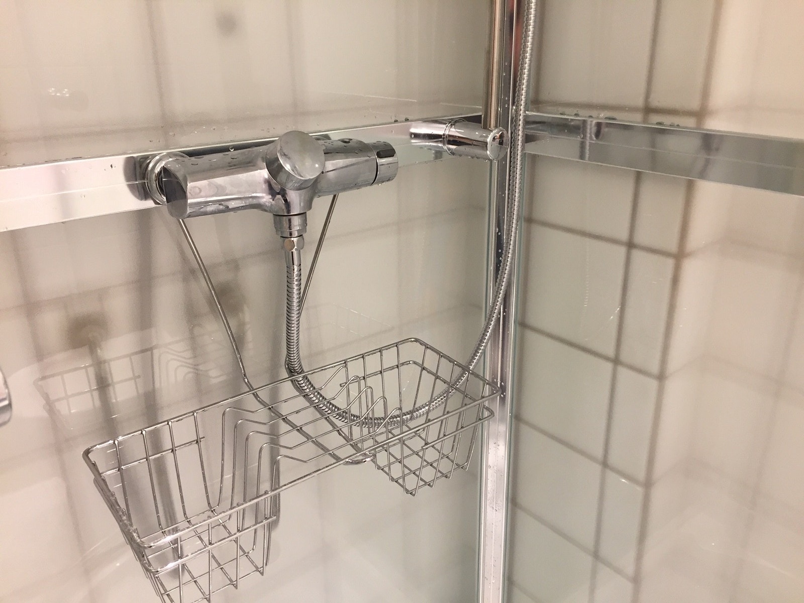 Nytt dusjkabinett og blandebatteri. Galleribilde