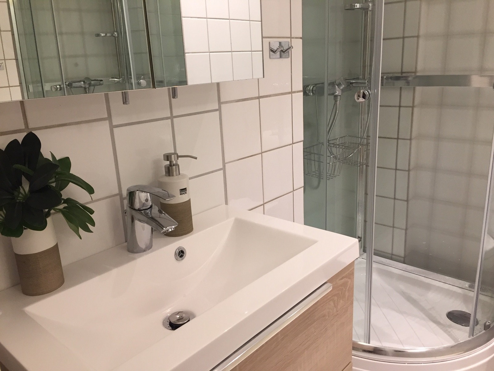 Moderne bad med nye varmekabler, ny servant med skuffeseksjon, nytt speilskap, nytt toalett og dusjkabinett. Galleribilde