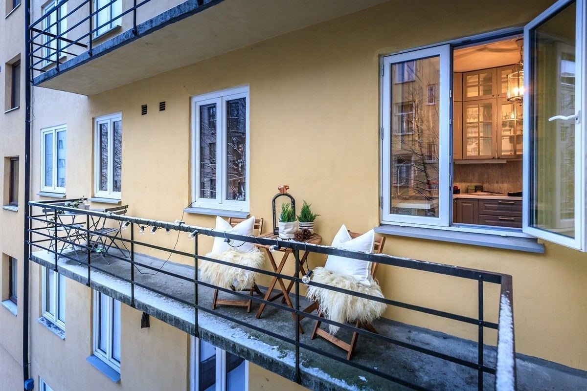 Balkong med sitteplass utenfor kjøkkenet Galleribilde