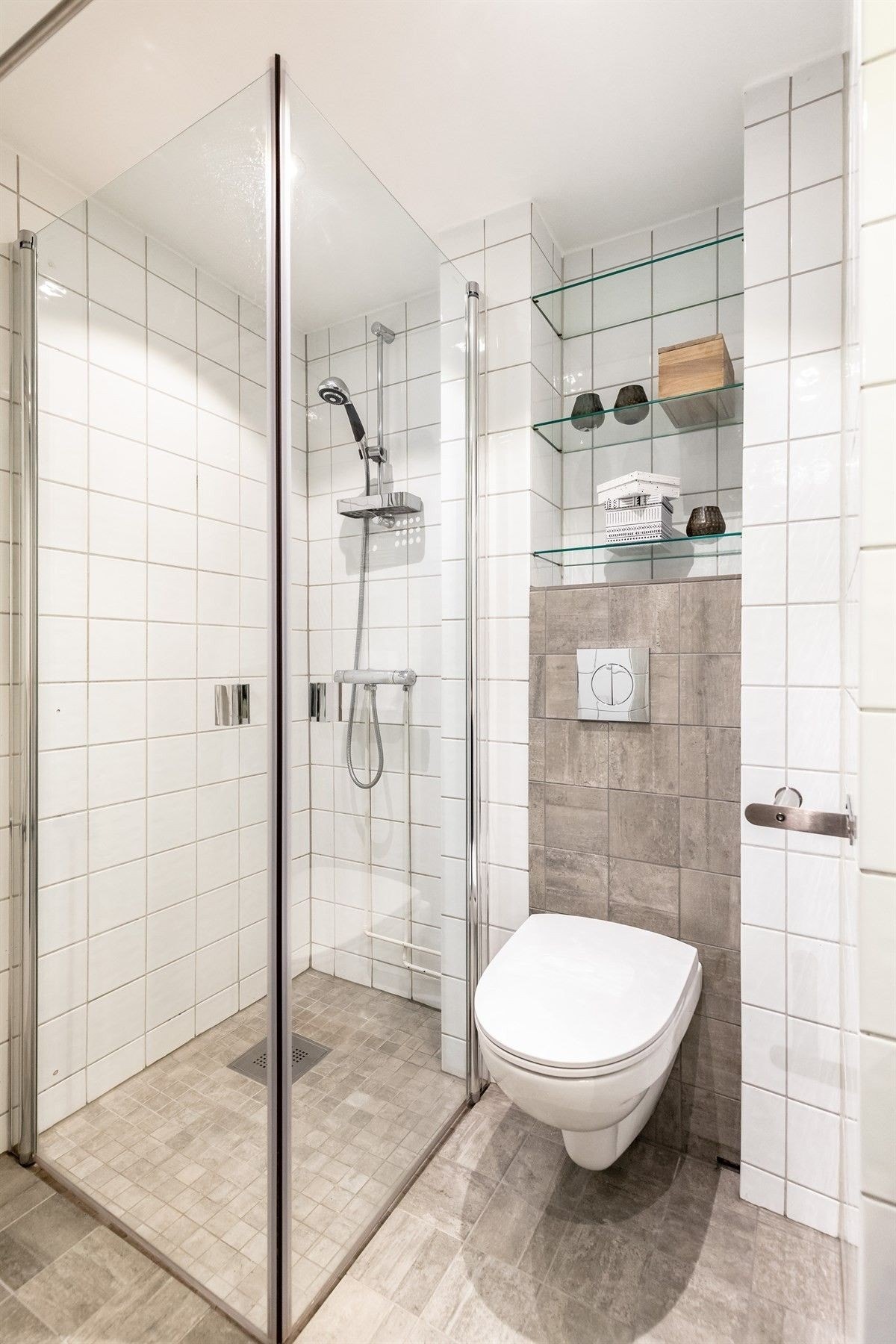 Bad med varmekabel og inkludert varmtvann til oppvarming og dusj. Galleribilde