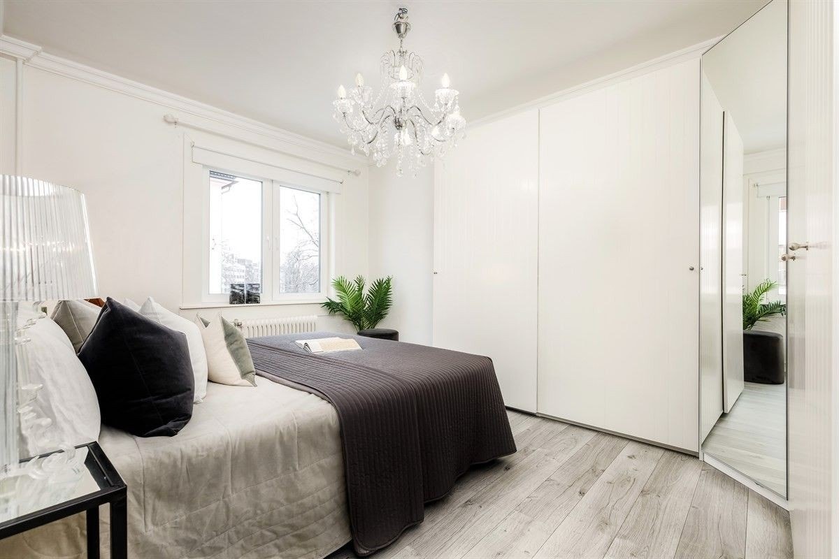 Stort soverom med masse skapplass Galleribilde