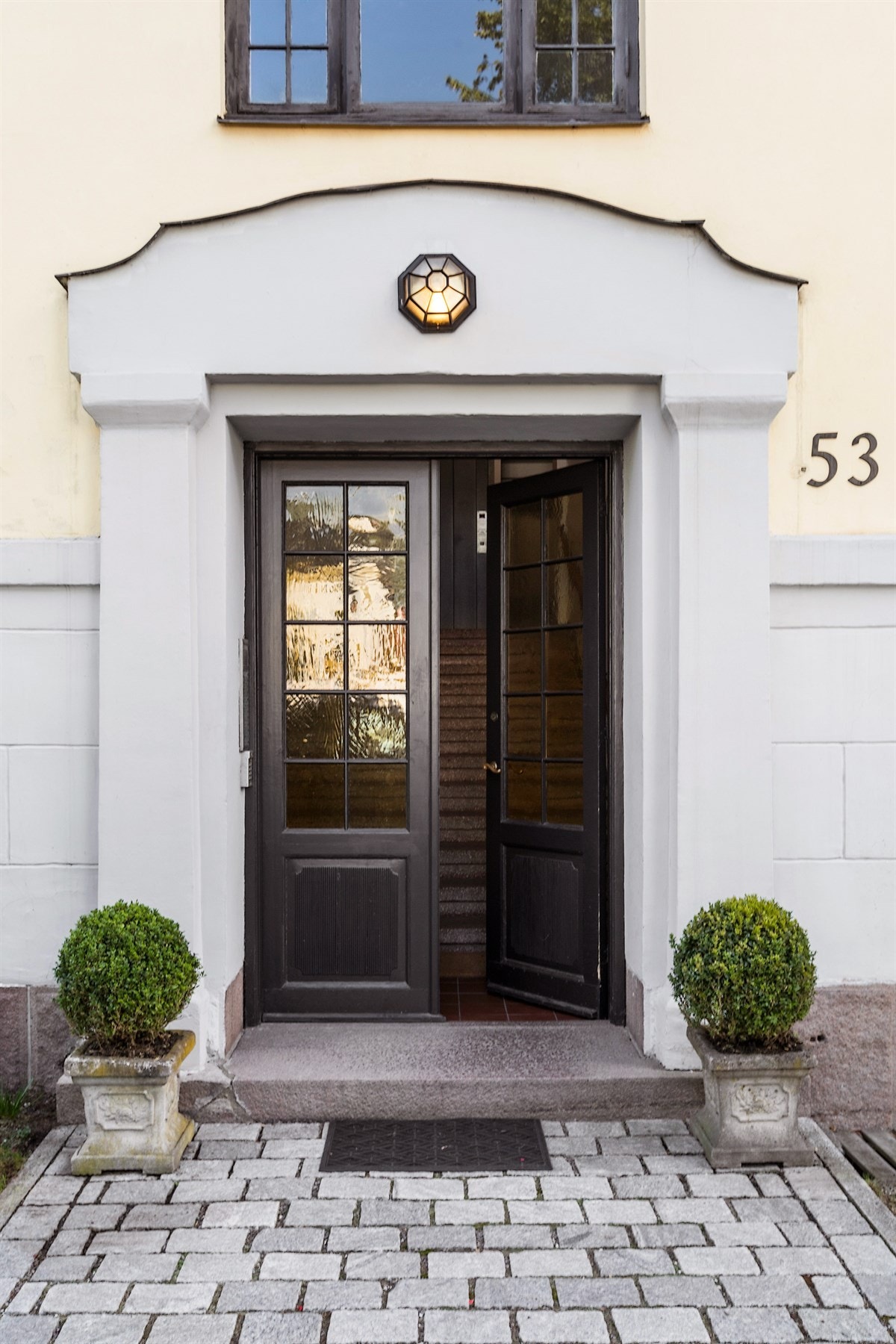 Velkommen inn! Leiligheten ligger i en flott, representativ bygård på beste Frogner. Galleribilde