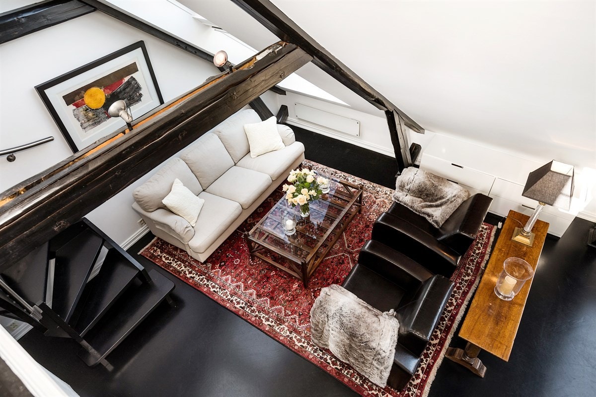 Hyggelig stue med trapp opp til hemsen. Galleribilde