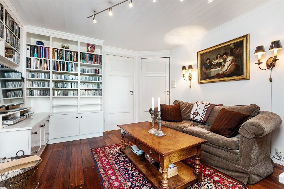 Tv-stuen har snekkerbygde bokhyller og skapinnredning fra Bache- Wiig & Reitan. Galleribilde