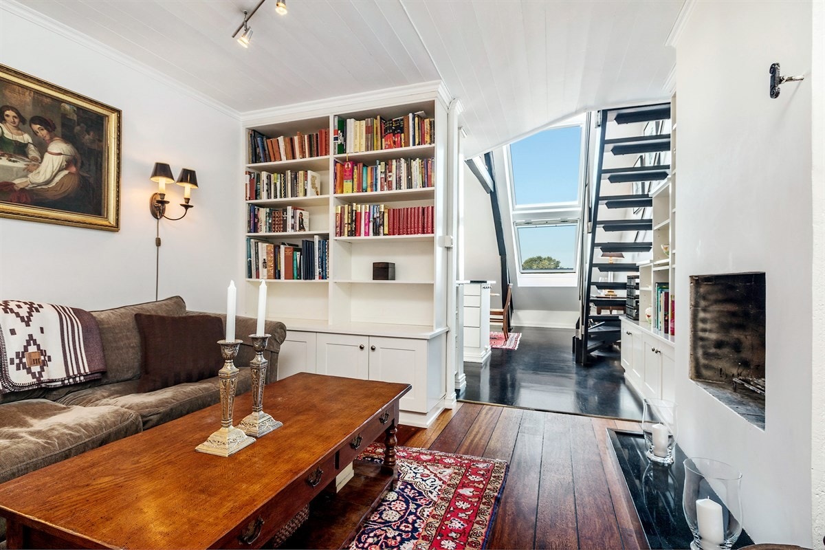 Hyggelig tv-stue med en stemningsfull peis. Galleribilde