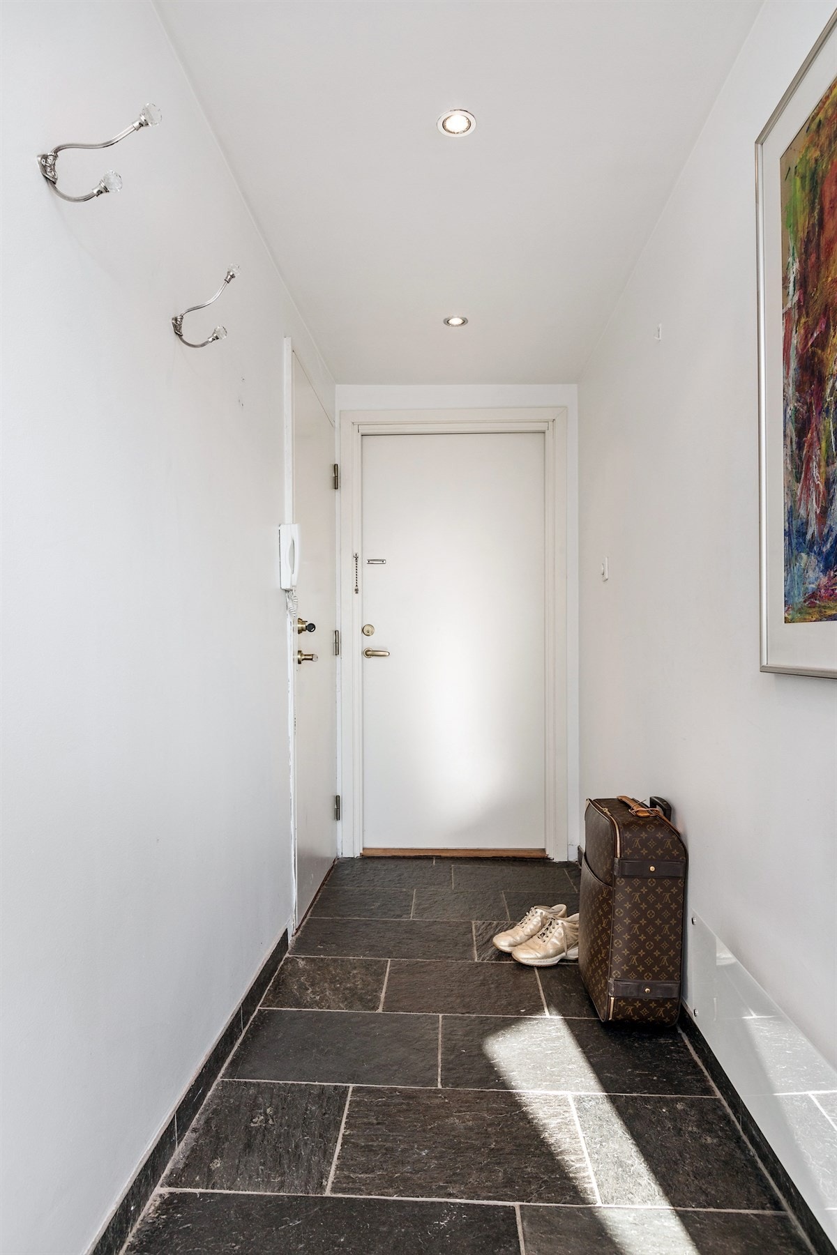 Leiligheten har en separat del med dør til hovedleiligheten og egen inngang fra samme felles trappegang. Galleribilde