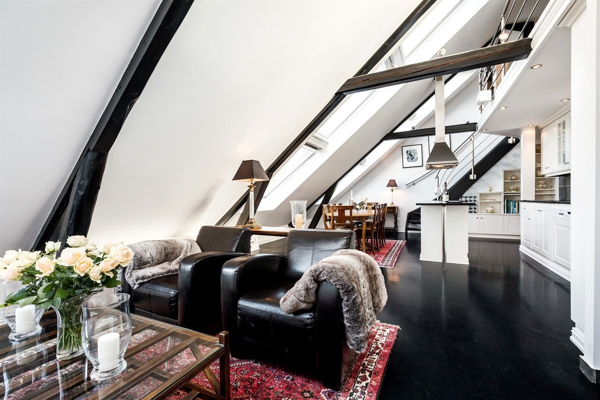 Leiligheten har et stort og unikt oppholdsrom med åpen hems. Galleribilde