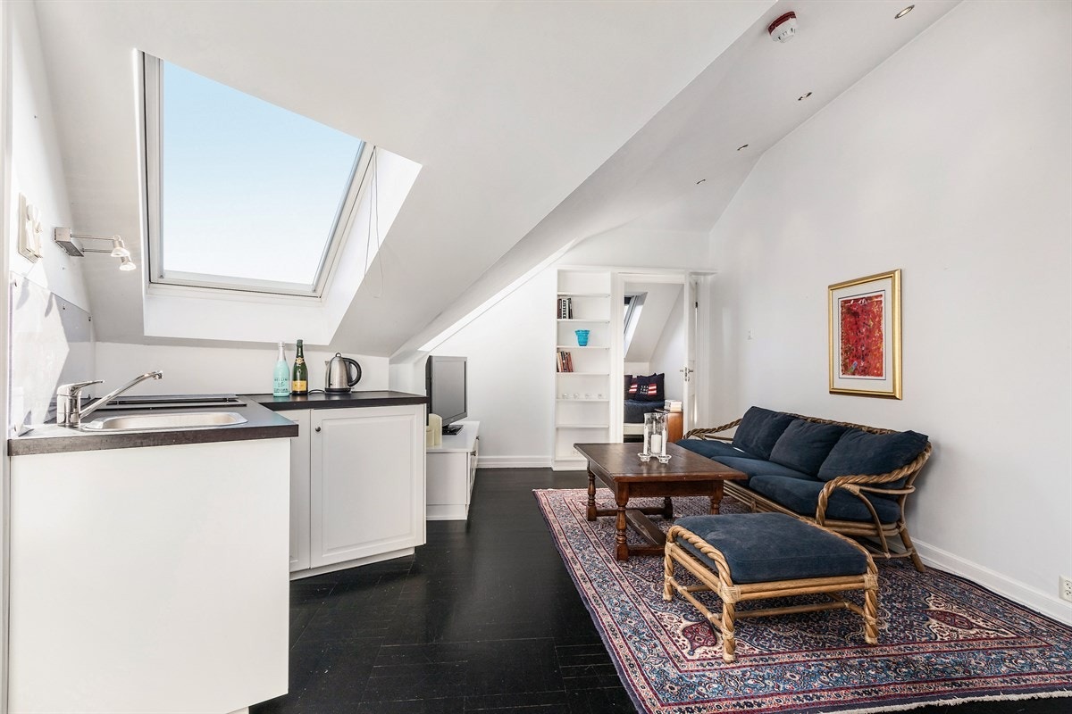 Hyggelig stue som er i åpen løsning til kjøkkenet. God plass til sofaseksjon. Galleribilde