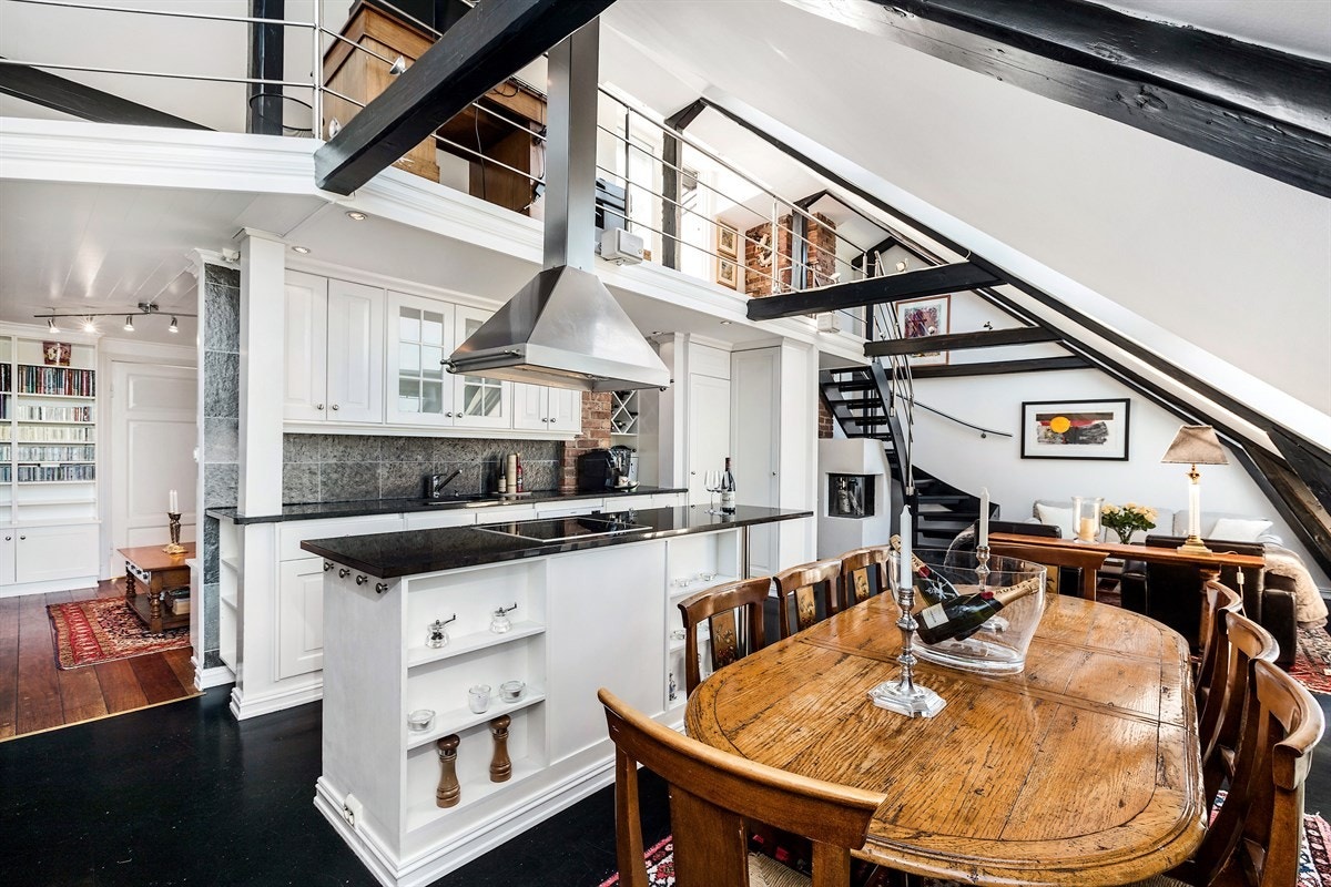 Skjermet til fra kjøkkenet finner du tv-stuen. Galleribilde