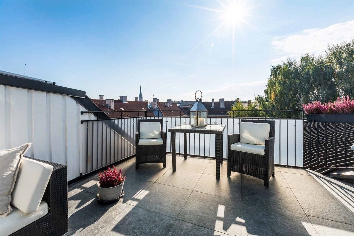 Her bor du usjenert, høyt og fritt med flott utsikt, gode solforhold og ingen gjenboere! Galleribilde